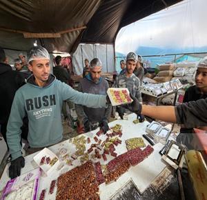 ג'האד אל־ג'עפרי ממשיך לייצר חלקום בחאן יונס לקראת עיד אל־פיטר, לאחר שמפעלו נהרס בתקפה 