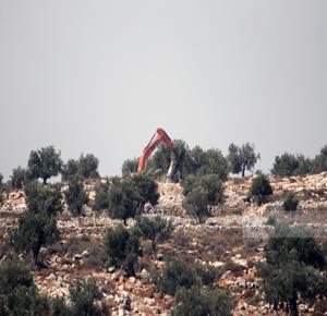 רמאללה – מתנחלים, בליווי כוחות הכיבוש, מיישרים בדחפורים שטחים נרחבים של אדמות פלסטיניות וסוללים כבישים להתנחלויות בכפרים דיר קדיס וח'רבת'א בני חארת' שממערב לרמאללה.