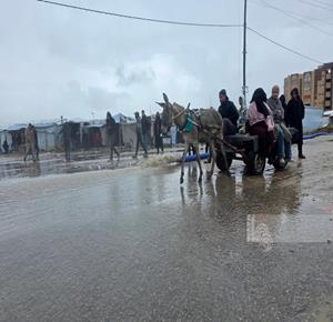 עזה – העקורים סובלים מתנאי מחיה קשים, שהולכים ומחמירים בשל הקור העז והגשמים הכבדים שהציפו את אוהליהם, בח'אן יונס שבדרום רצועת עזה