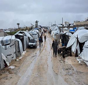 עזה – העקורים סובלים מתנאי מחיה קשים, שהולכים ומחמירים בשל הקור העז והגשמים הכבדים שהציפו את אוהליהם, בח'אן יונס שבדרום רצועת עזה