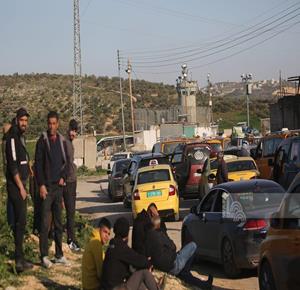 שכם – תושבים ממתינים במחסום צבאי של כוחות הכיבוש סמוך לשכם, לאחר שכוחות הכיבוש חסמו את המחסומים והשערים הברזליים בכניסות לערים הפלסטיניות.