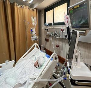 עזה – הנערה חלא דרוויש מאושפזת ביחידה לטיפול נמרץ בבית החולים חללי אל־אקצא בדיר אל־בלח, לאחר שנפגעה מירי כוחות הכיבוש בעת ששהתה בביתה, ממזרח למחנה הפליטים אל־מע'אזי.