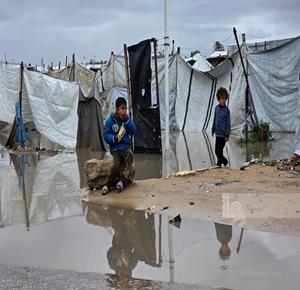 עזה – העקורים סובלים מתנאי מחיה קשים, שהולכים ומחמירים בשל הקור העז והגשמים הכבדים שהציפו את אוהליהם, בח'אן יונס שבדרום רצועת עזה