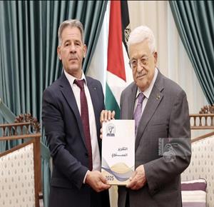 רמאללה – הנשיא עבאס קיבל את הדוח השנתי של הרשות למאבק בשחיתות לשנת 2025