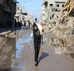 עזה: עקורים במחנה נוסייראת נאבקים להמשיך בחייהם בצל תנאי מחיה קשים ומחסור חריף בצרכים בסיסיים.