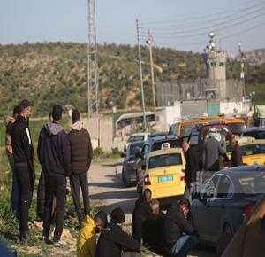 שכם – תושבים ממתינים במחסום צבאי של כוחות הכיבוש סמוך לשכם, לאחר שכוחות הכיבוש חסמו את המחסומים והשערים הברזליים בכניסות לערים הפלסטיניות.
