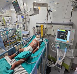 עזה – חולים וילדים הזקוקים לחמצן מקבלים טיפול במרכז הרפואי נאסר בחאן יונס שבדרום רצועת עזה. תקלות ומחסור בחלקי חילוף ובציוד תחזוקה מצמצמים את יכולתן של המערכות לייצר חמצן ולמלא מכלים.