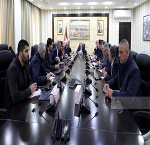 רמאללה: ראש הממשלה מוחמד מוסטפא עומד בראש ישיבת חירום לבחינת רמת הכוננות של המוסדות ולהבטחת המשך השירותים לציבור לנוכח ההתפתחויות האחרונות.