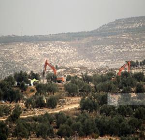 רמאללה – מתנחלים, בליווי כוחות הכיבוש, מיישרים בדחפורים שטחים נרחבים של אדמות פלסטיניות וסוללים כבישים להתנחלויות בכפרים דיר קדיס וח'רבת'א בני חארת' שממערב לרמאללה.
