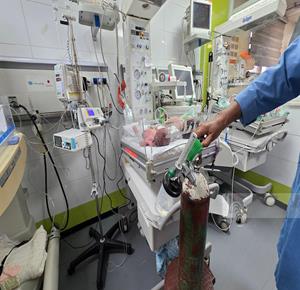 עזה – חולים וילדים הזקוקים לחמצן מקבלים טיפול במרכז הרפואי נאסר בחאן יונס שבדרום רצועת עזה. תקלות ומחסור בחלקי חילוף ובציוד תחזוקה מצמצמים את יכולתן של המערכות לייצר חמצן ולמלא מכלים.