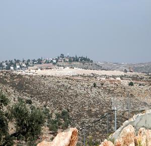 רמאללה – מתנחלים, בליווי כוחות הכיבוש, מיישרים בדחפורים שטחים נרחבים של אדמות פלסטיניות וסוללים כבישים להתנחלויות בכפרים דיר קדיס וח'רבת'א בני חארת' שממערב לרמאללה.