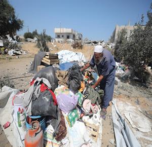 עזה – נזקי ההרס במחסן לסיוע מזון ובאוהלים המשמשים מחסה לעקורים, לאחר תקיפה של כוחות הכיבוש שכוונה לעבר בית בדיר אל־בלח, במרכז רצועת עזה