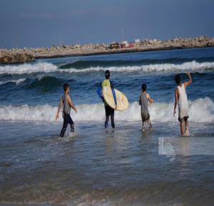 עזה – צעירים גולשים בחוף הים בעיר עזה, בניסיון לשמר רגעים של חיים רגילים בתוך מציאות של מלחמה, הרס ולחץ נפשי מתמשך.