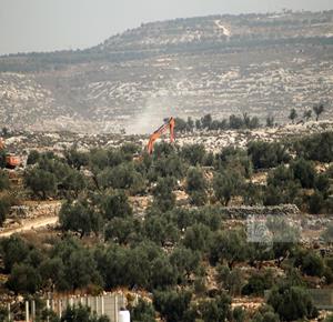 רמאללה – מתנחלים, בליווי כוחות הכיבוש, מיישרים בדחפורים שטחים נרחבים של אדמות פלסטיניות וסוללים כבישים להתנחלויות בכפרים דיר קדיס וח'רבת'א בני חארת' שממערב לרמאללה.
