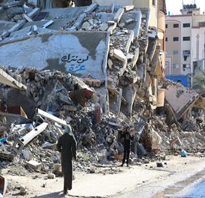 עזה: עקורים במחנה נוסייראת נאבקים להמשיך בחייהם בצל תנאי מחיה קשים ומחסור חריף בצרכים בסיסיים.