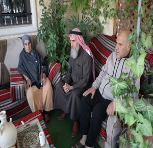 חברון – בני משפחת אחמרו לאחר שפונו מבתיהם בהוראת כוחות הכיבוש, כחלק מכ־150 משפחות שאולצו לעזוב את בתיהן בעיר.