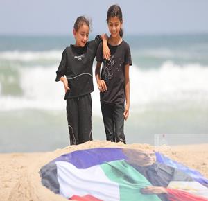 עזה – אמנים מציירים על חול חוף העיר עזה את דמותו של חוסאם חסן, מאמן נבחרת מצרים בכדורגל