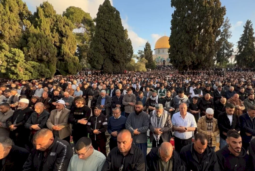 למרות ההגבלות הישראליות: יותר מ- 40 אלף מתפללים לרגל החג במסגד אל-אקצא 
