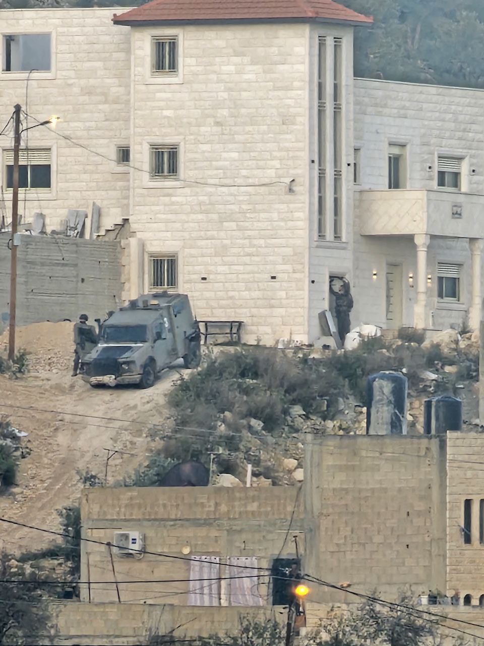 כוחות הכיבוש פשטו על קבטיה והטילו מצור על מבנה מגורים