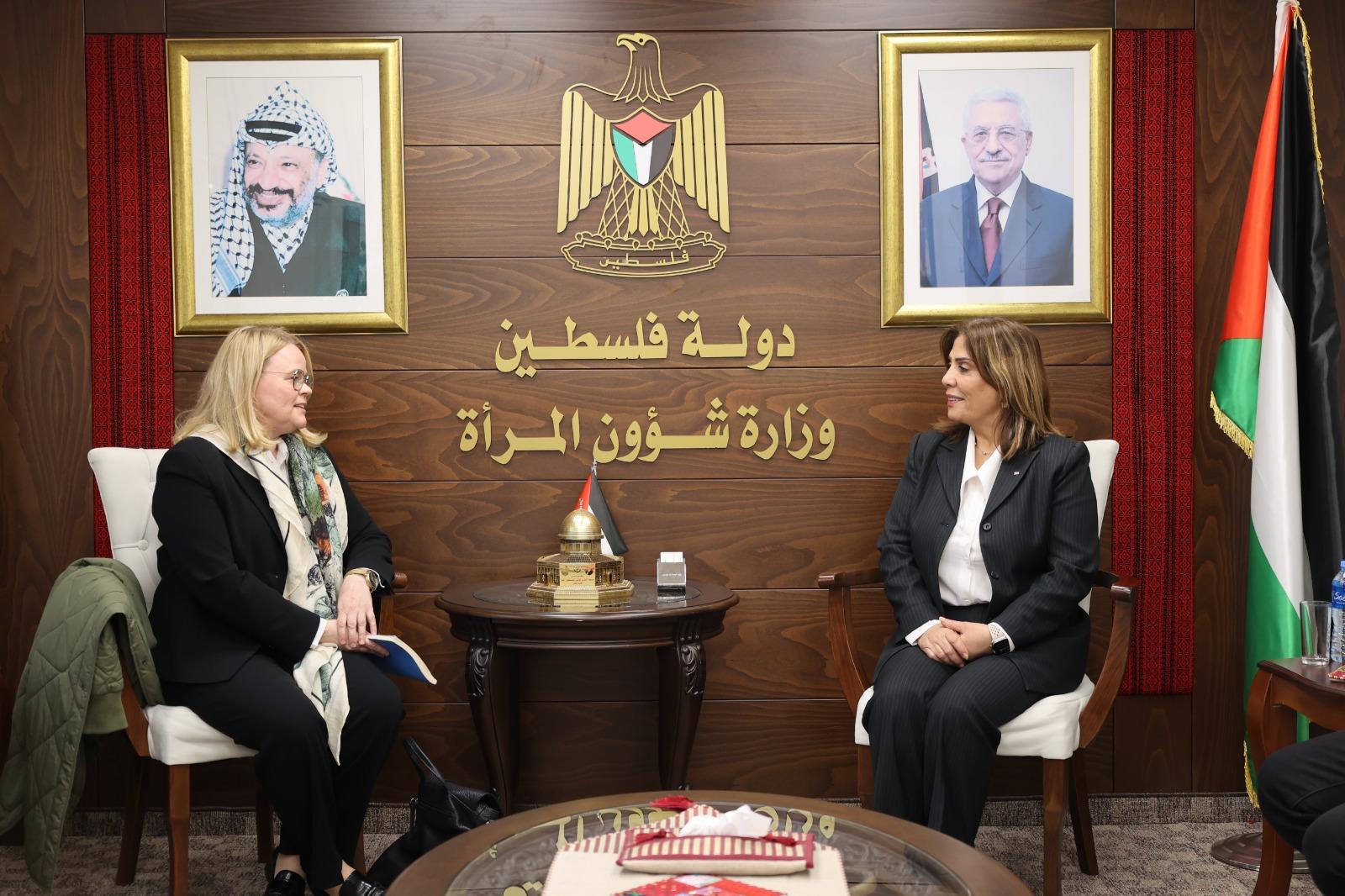 השרה למעמד האישה: הכיבוש פוגע ישירות בנשים הפלסטיניות