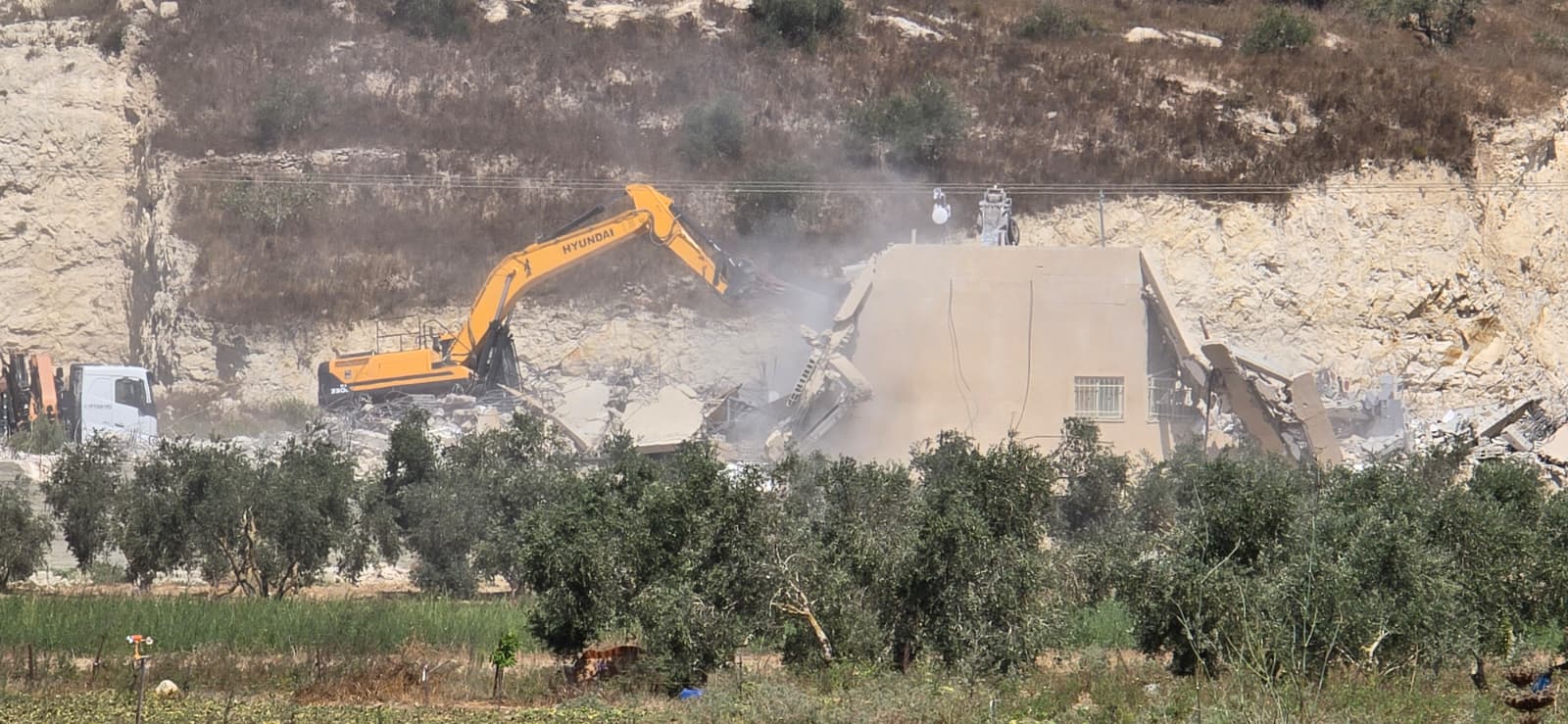 כוחות הכיבוש הרסו 12 מחסנים מסחריים בכניסה לענזה שמדרום לג'נין