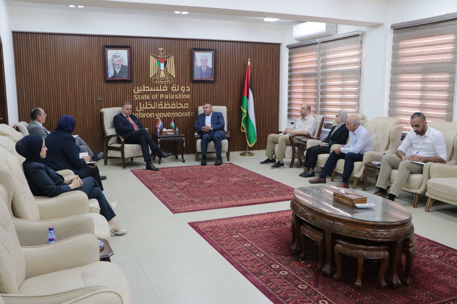 מושל חברון לשגריר הולנד: "112 שערי ברזל סוגרים את חברון – כאילו סגרו מדינה שלמה"