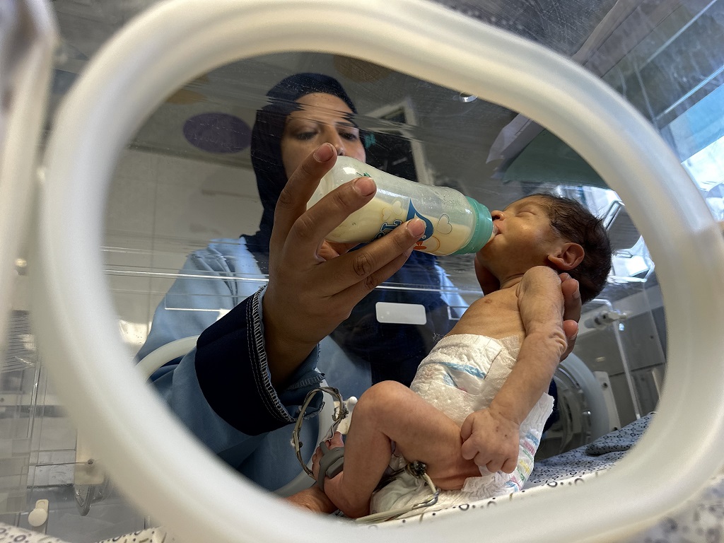 אזל חלב התינוקות בעזה: מאות פגים וילודים בסכנת חיים מיידית