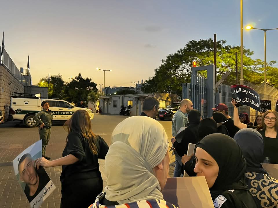 הפגנה בטירה: תושבים חסמו את תחנת המשטרה במחאה על גל הפשיעה בעיר