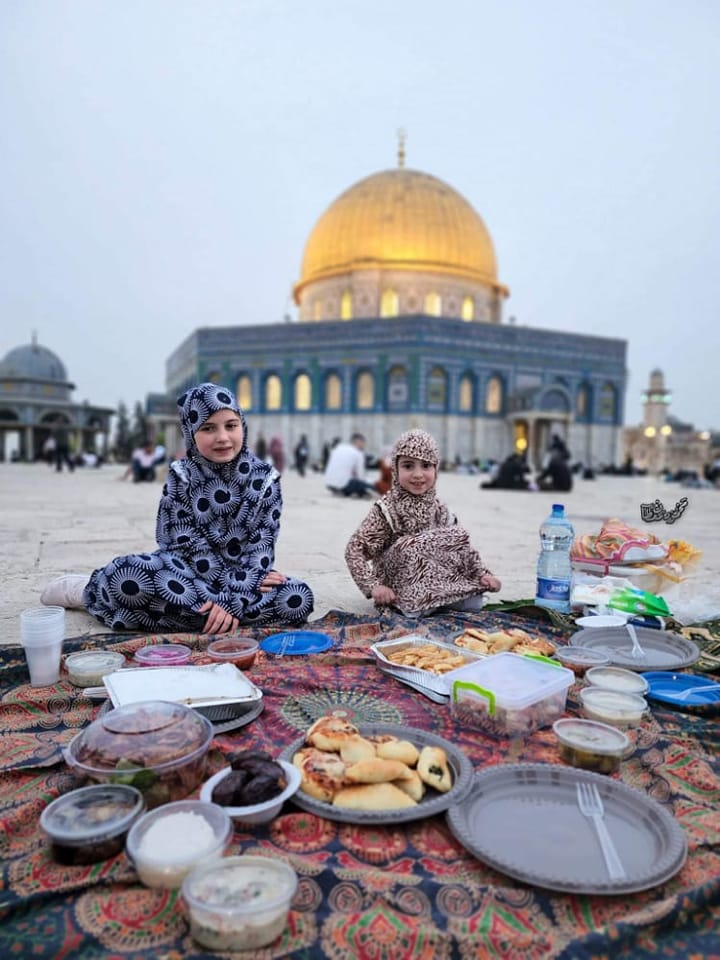הילדות ברחבת אלאקצא ממתינות להפסקת הצום