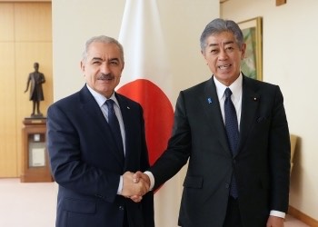 מוחמד אשתיה בפגישה עם שר החוץ היפני: "לקדם פתרון מדיני ולסיים את הסבל בעזה"