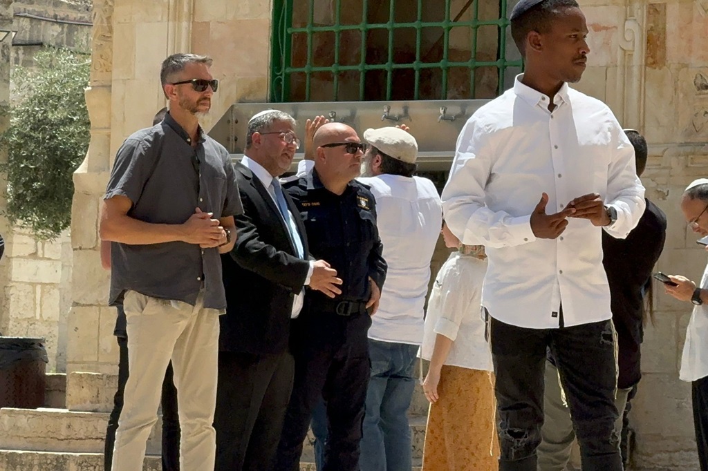 בן גביר פולש למסגד אל-אקצא וקורא להדק את השליטה עליו 