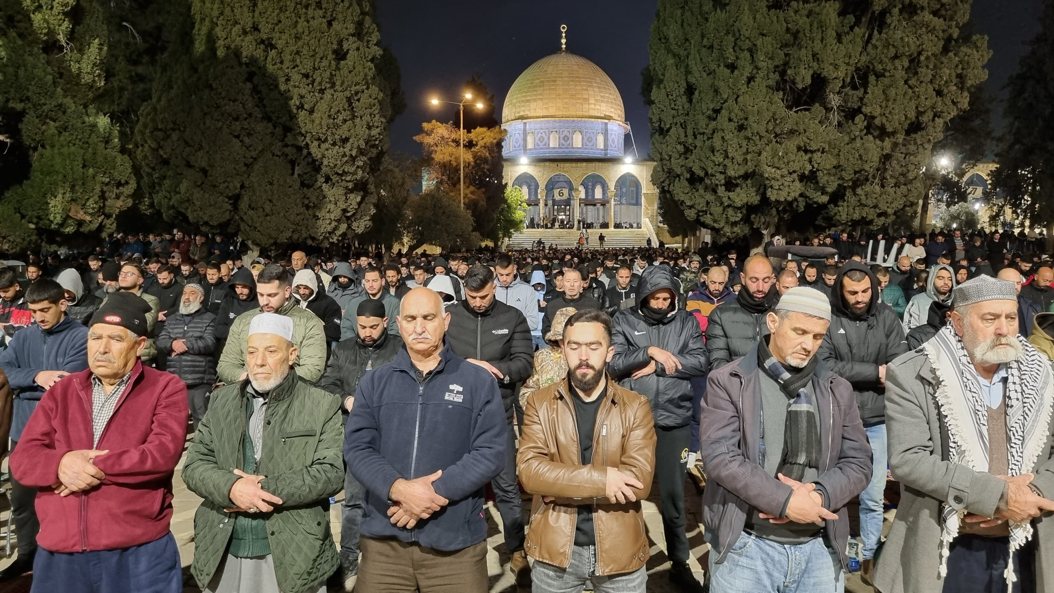 למרות מגבלות הכיבוש: למעלה מ-80 אלף מתפללים השתתפו בערבית ובתפילת התראוויח במסגד אל-אקצא