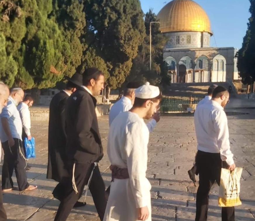 מתנחלים פרצו לרחבת אל-אקצא בירושלים בלבוש כהנים ובתמיכת משטרת כוחות הכיבוש