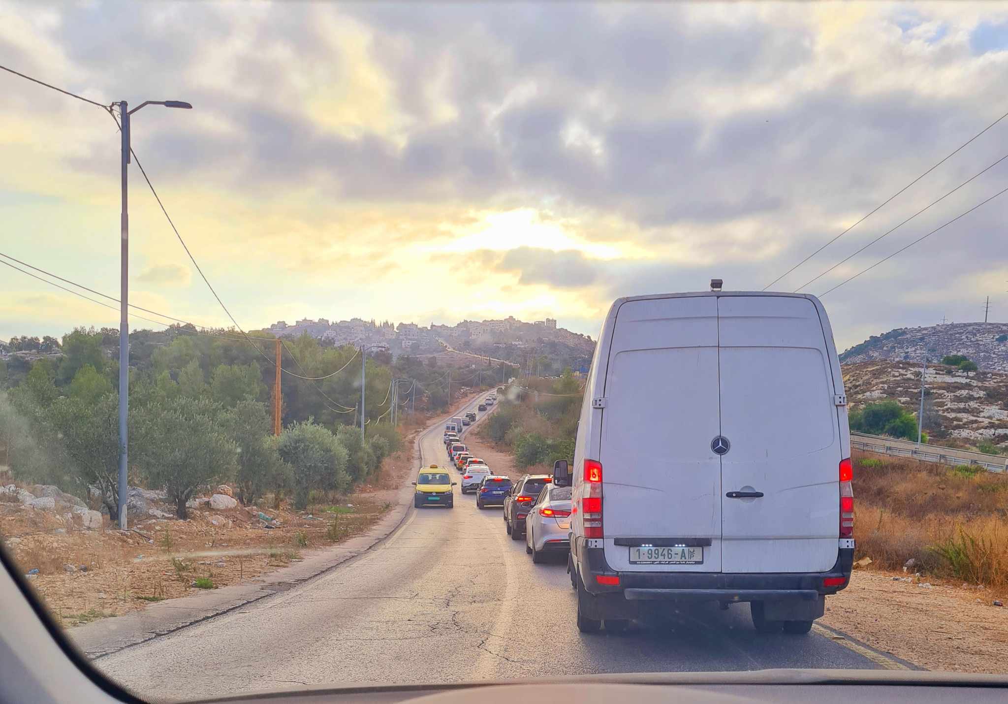 כוחות הכיבוש הציבו מחסום צבאי סמוך לבית עור א-תחתא, וגרמו לעומסי תנועה כבדים