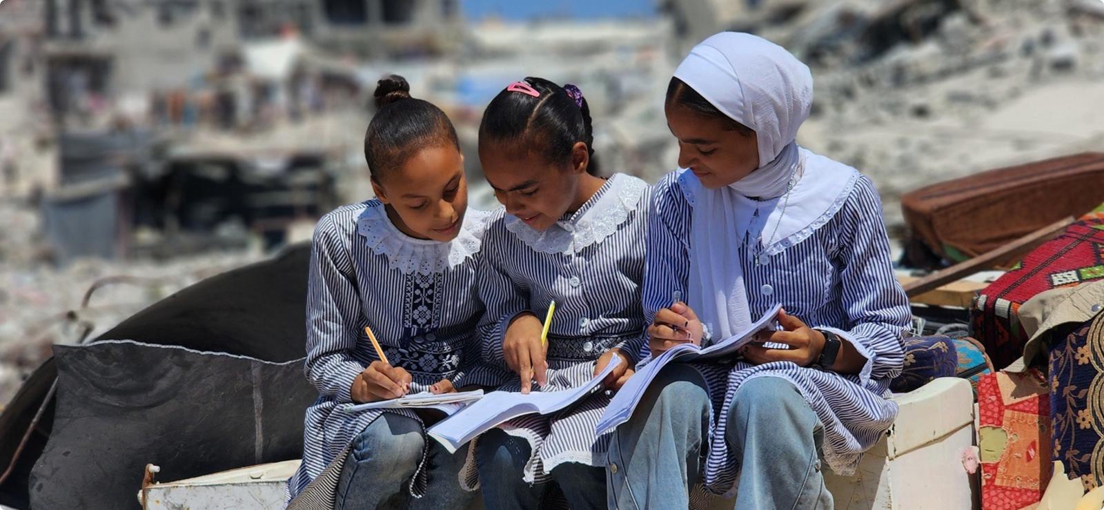 מערכת החינוך בעזה מתחדשת תחת ההריסות: אלפי תלמידים שבים ללימודים למרות ההרס והמחסור