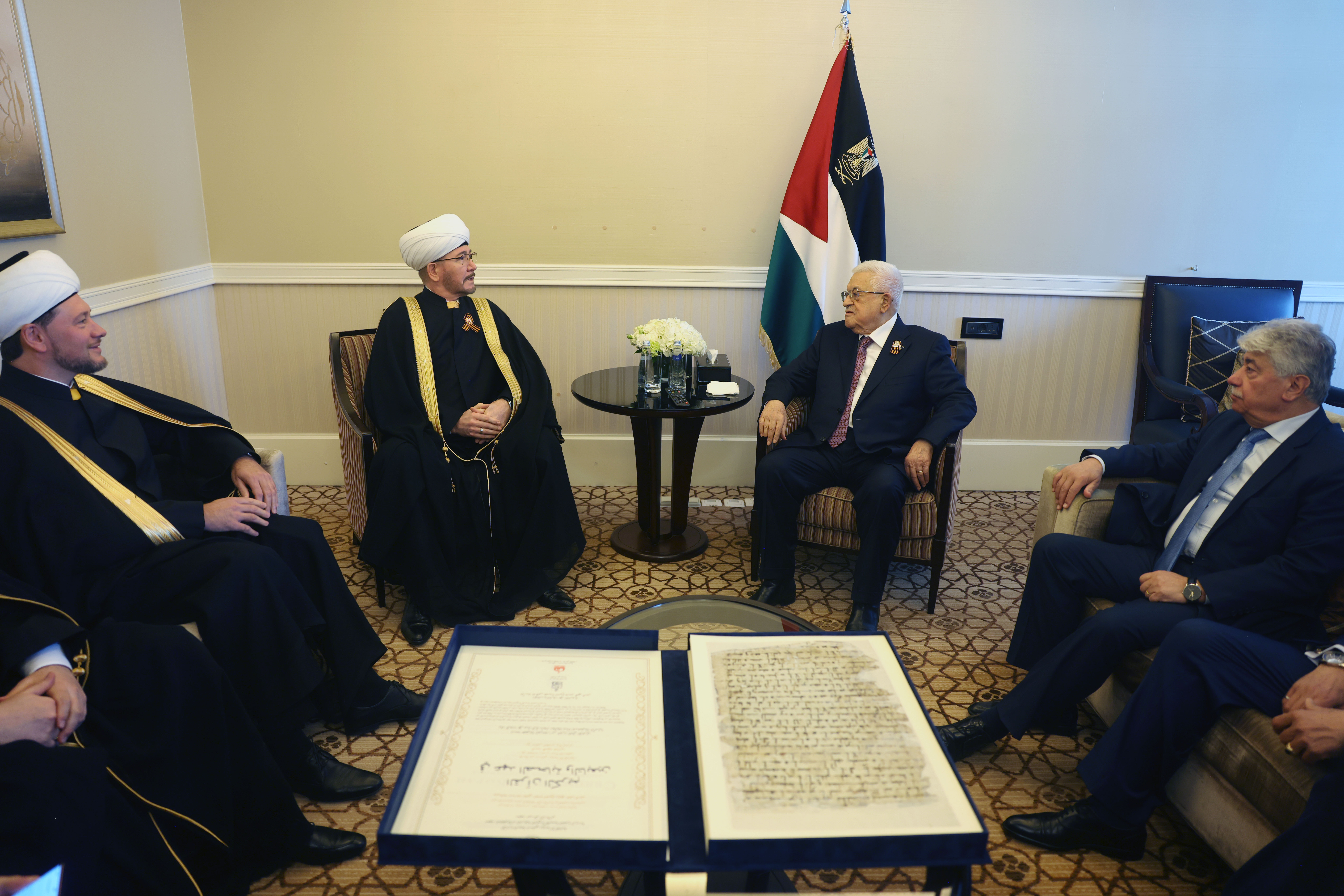 במוסקבה: הנשיא עבאס נפגש עם המופתי הראשי של רוסיה והוזמן לקבל עותק נדיר של הקוראן