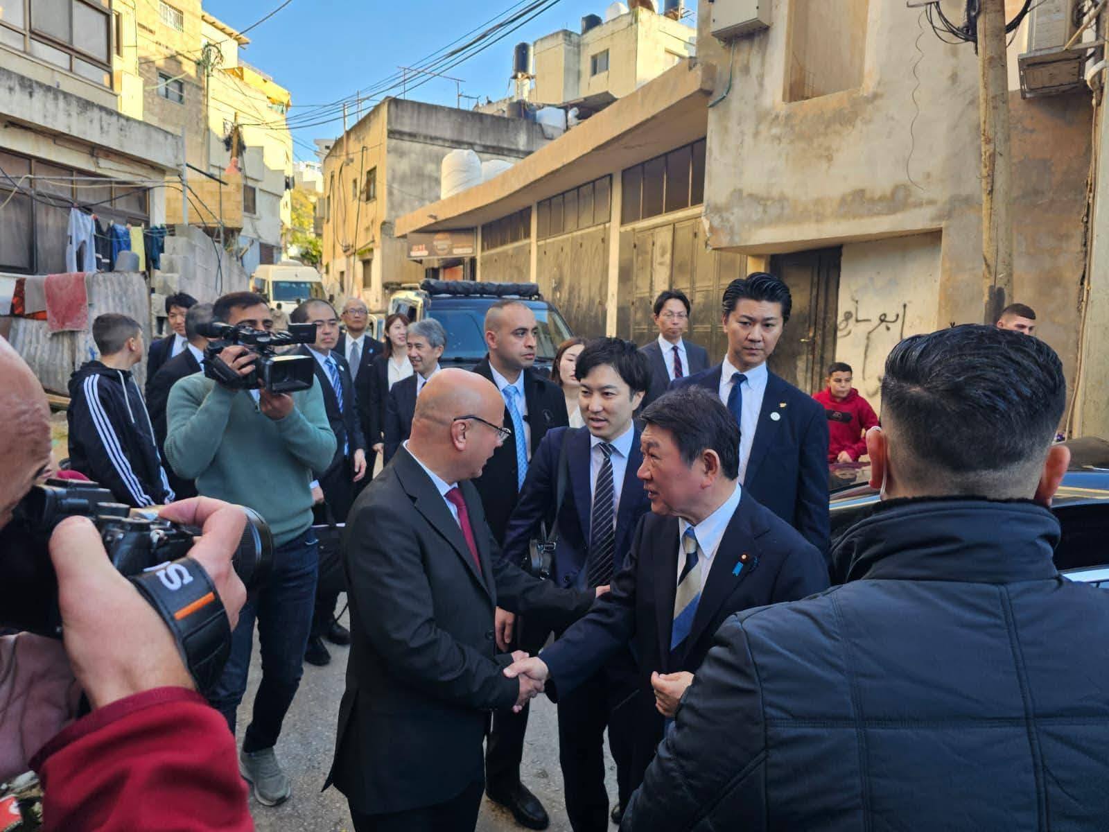 אבו הולי אירח את שר החוץ של יפן במחנה הפליטים ג׳לזון לסיור בפרויקטים במימון יפני