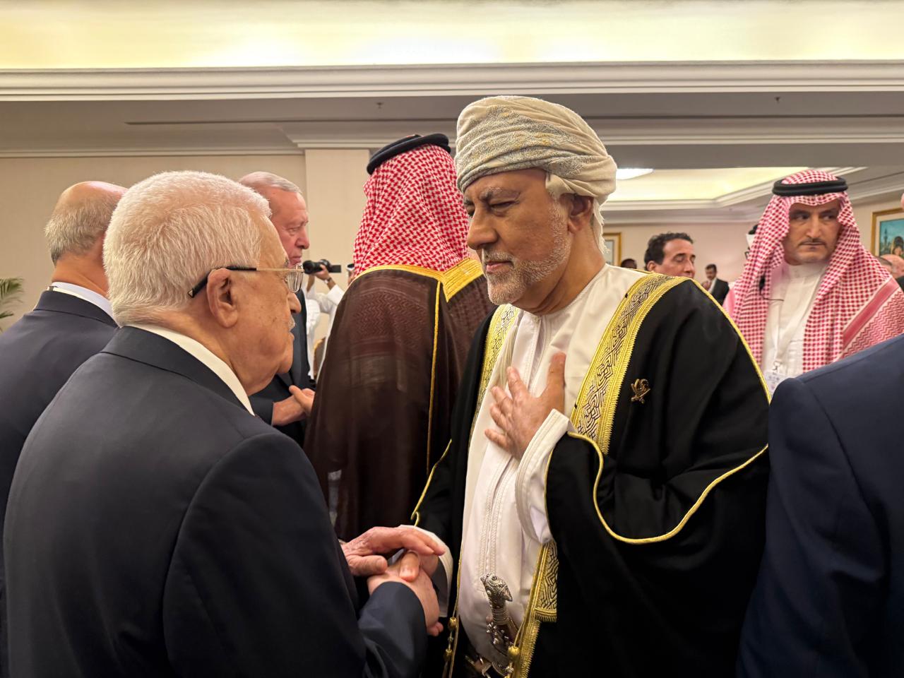 הנשיא עבאס נפגש עם נציג סולטאן עומאן בדוחה