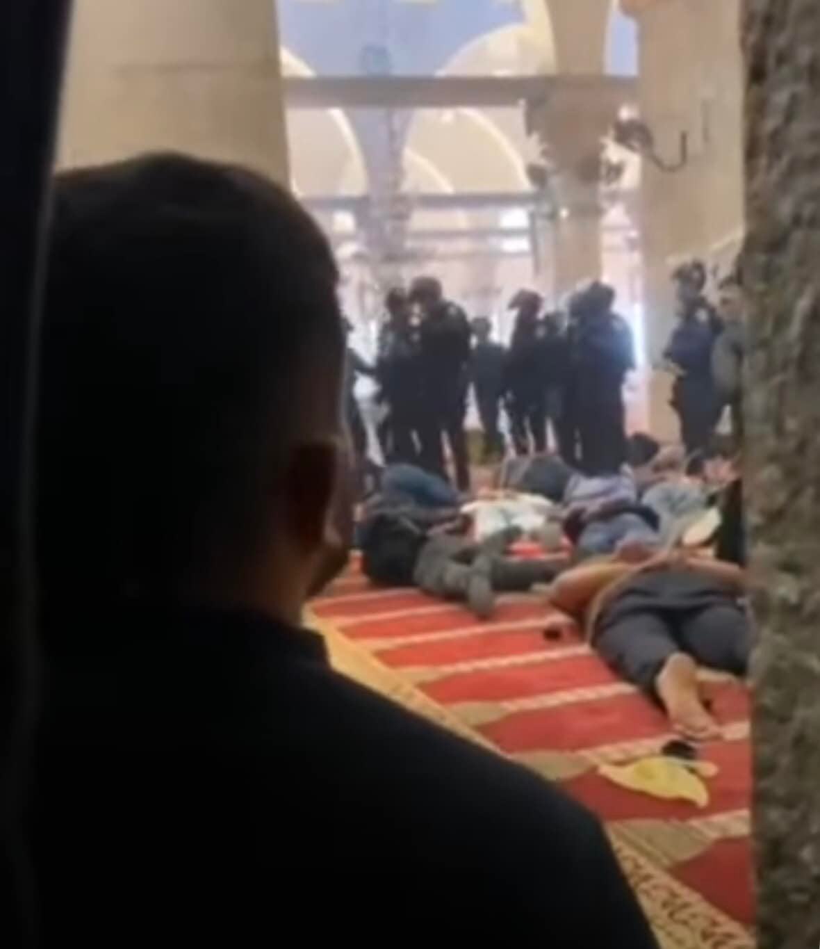 מעצרים, ומתפללים כפותים במסגד