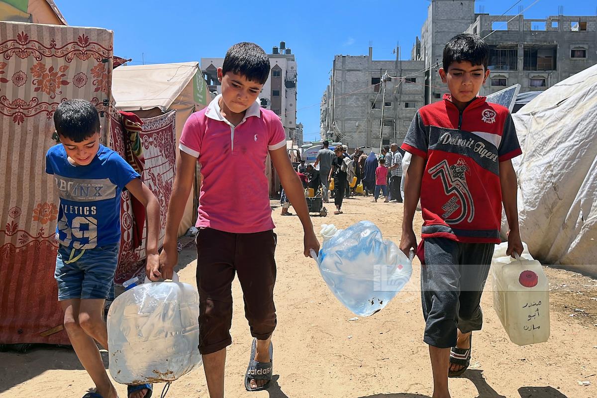 המלחמה דחקה אלפי ילדים בעזה לשוק העבודה. במקום לחגוג את עיד אל-פיטר, הם מנסים לפרנס את משפחותיהם