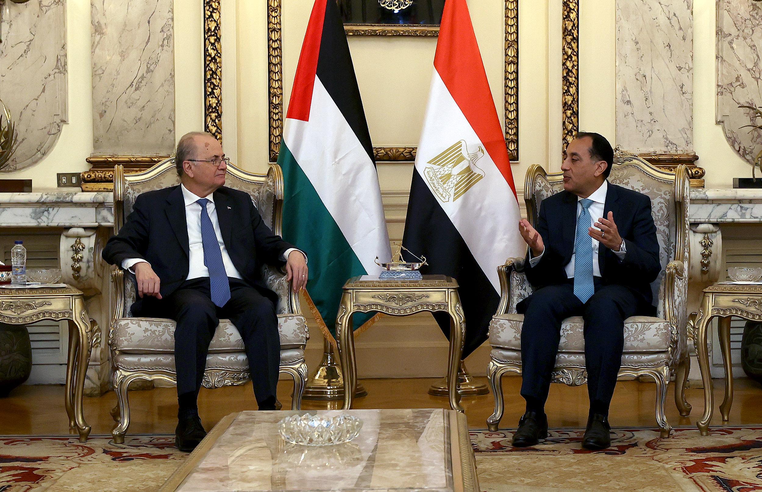 ראש הממשלה הפלסטיני ומקבילו המצרי דנו בדרכים לתמיכה בעזה ולמניעת גירוש התושבים