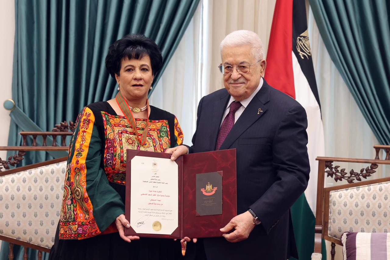 הנשיא העניק למייסדת ומנהלת מרכז "הילד המאושר" את כוכב ההוקרה של עיטור מדינת פלסטין