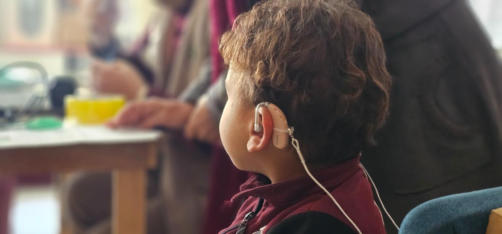 מכשירי שמיעה ללא סוללות: ילדי עזה נותרים מבודדים, מתקשים ללמוד וחשופים לסכנה