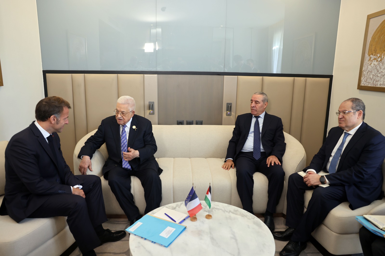 אבו מאזן נפגש עם מקרון בשארם א־שייח': דנו בהפסקת האש ובהכרה הצרפתית במדינה הפלסטינית