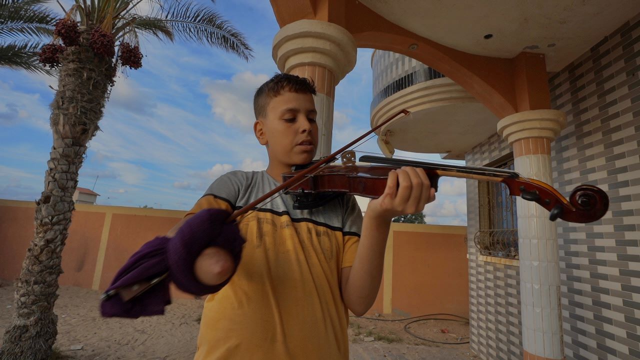 מוחמד אבו עיידה: הנער שאיבד יד ומצא דרך חדשה לנגן