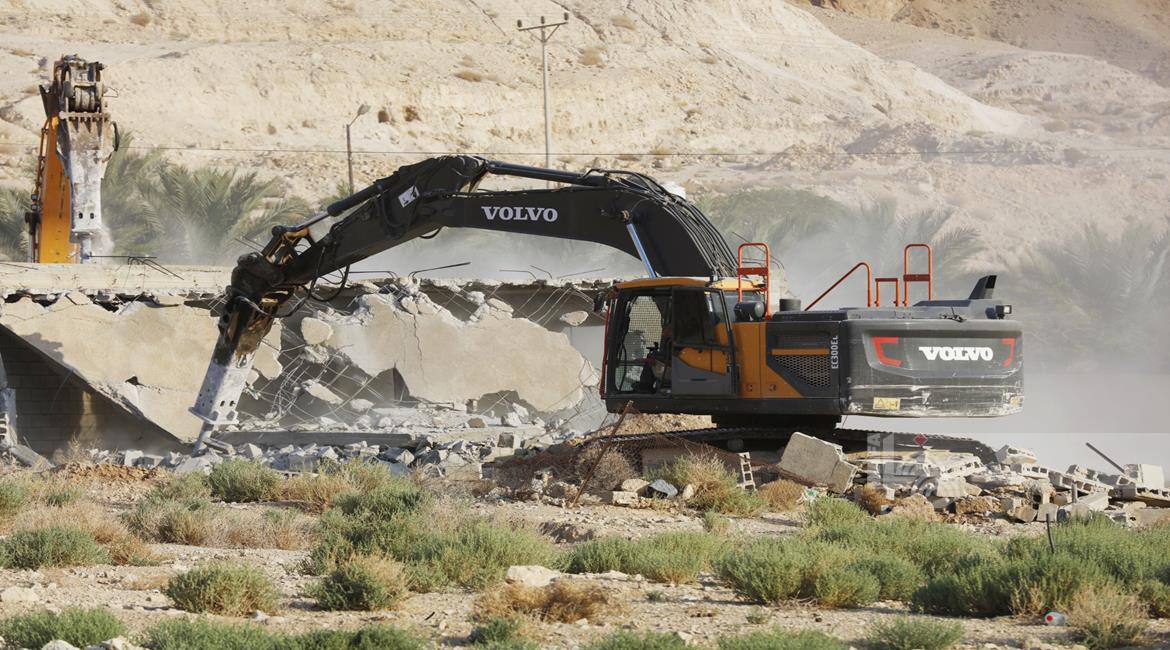 כוחות הכיבוש הרסו שני בתים בדיוּק אל-תחתה והוציאו צווי הריסה לשבעה נוספים