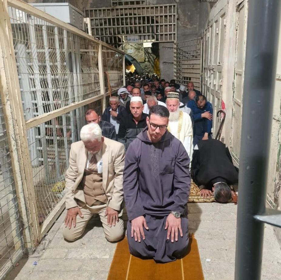 הכיבוש מנע את תפילת הפג'ר באל־חראם אל־איבראהימי בחברון: המתפללים הורחקו, רימוני הלם נורו לעברם