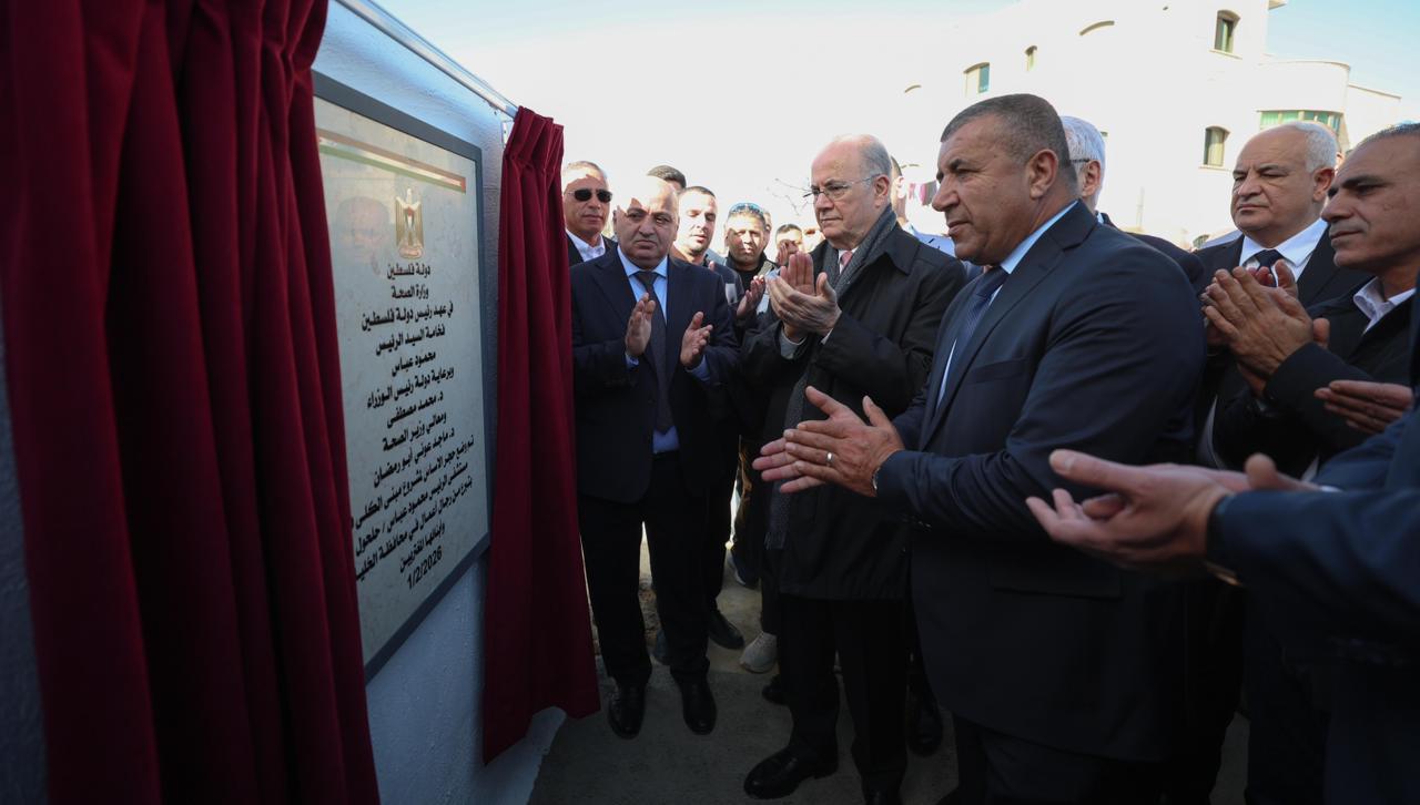 במהלך סיור במחוז חברון: ראש הממשלה מוחמד מוסטפא הניח אבן פינה למבנה דיאליזה בבית החולים מחמוד עבאס בחלחל