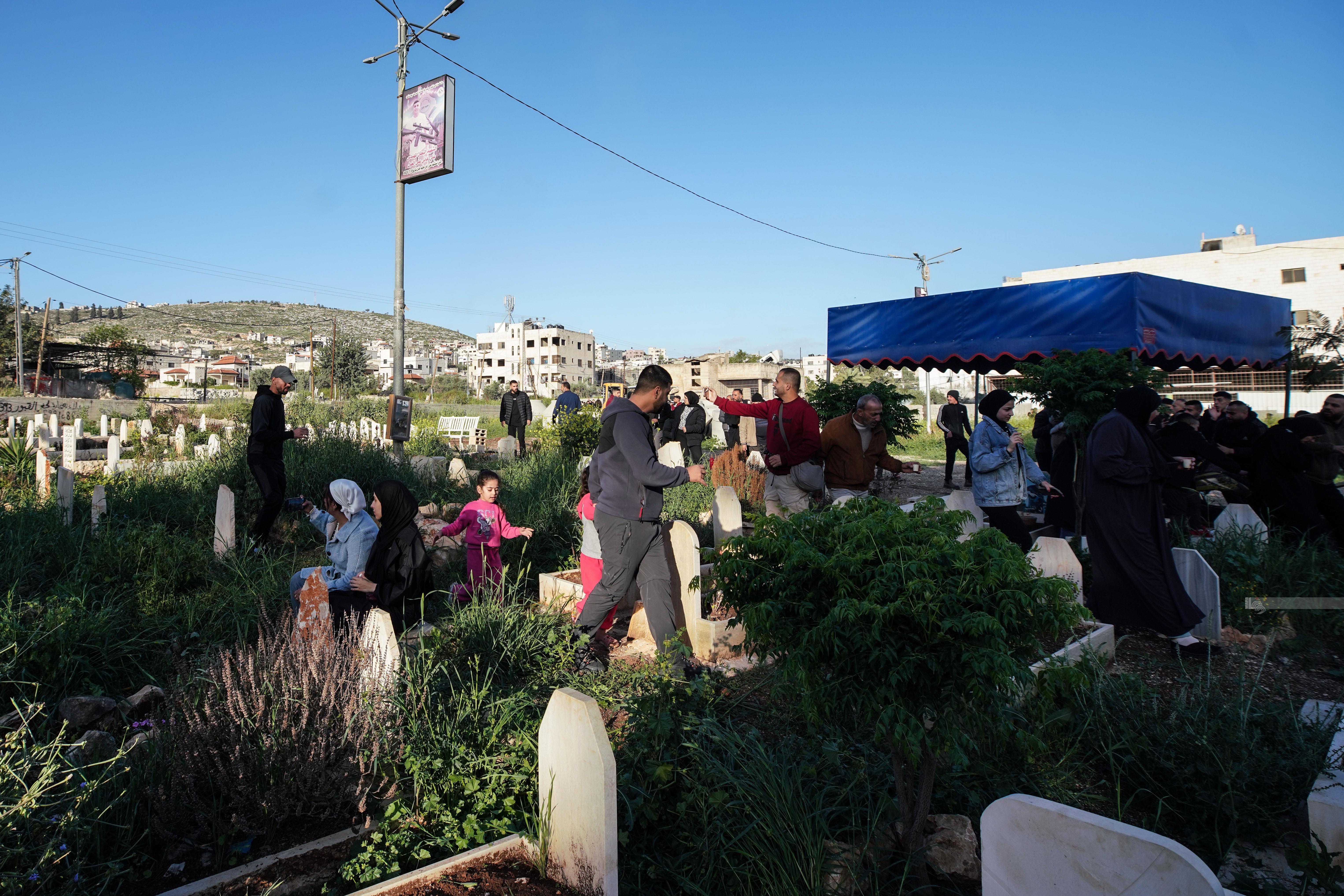 עיד אל-פיטר בג׳נין: כוחות הכיבוש תקפו מבקרים בבית העלמין, המשיכו בהריסות – ויצרו אסון הומניטרי מתמשך