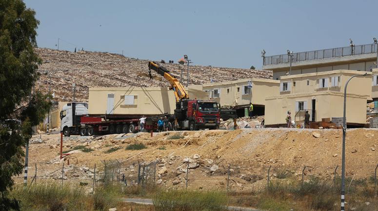 מתנחלים מקימים קראווות על אדמות כפר בירין בדרום מזרח חברון